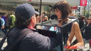 Предложила прохожим потрогать её грудь и гениталии