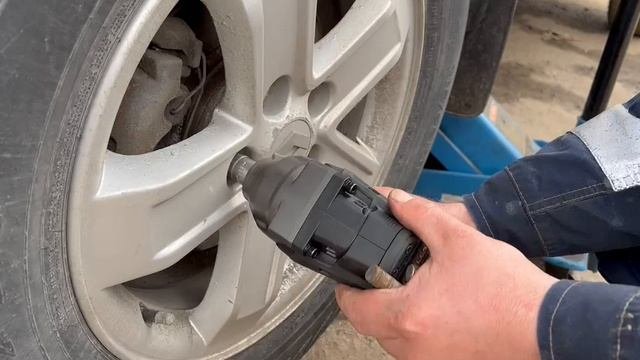 Аккумуляторный гайковерт