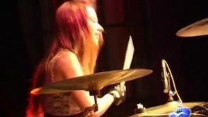 Юлия Савичева играет на ударных