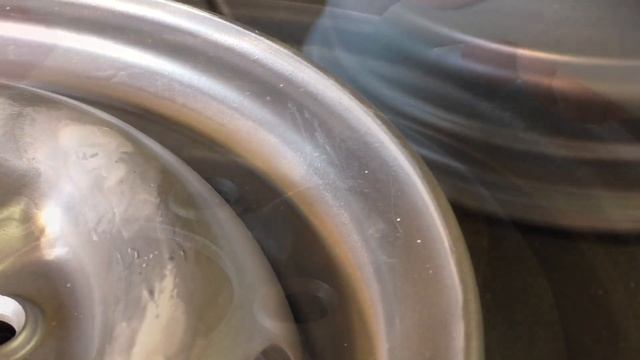 Покраска штампованных колёсных дисков своими руками | Грунтование и шпатлевание| MERCEDES T1 и WV T смотреть онлайн