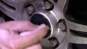Наклейки на колпачки ступиц колес