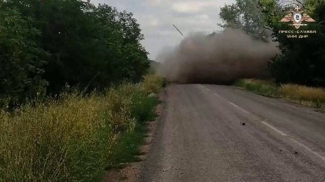 #Эксклюзив Реактивная артиллерия выжигает позиции ВСУ в Великой Новосёлке смотреть онлайн