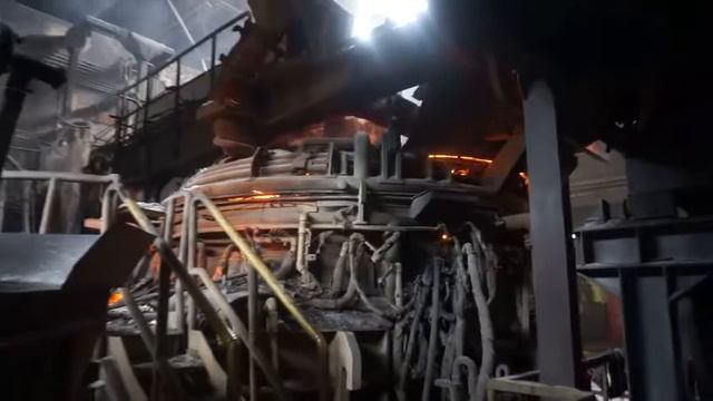 Дуговая сталеплавильная печь в работе.