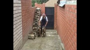 Удобная переноска дров  в ручных корзинах.