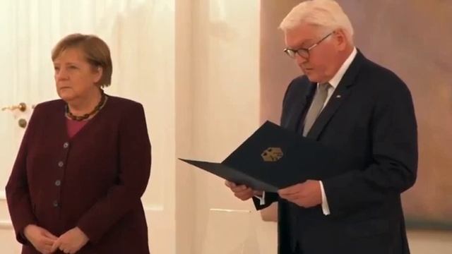 Президент Германии вручил Ангеле Меркель официальное уведомление об окончании её полномочий канцлер