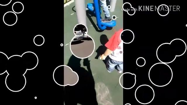 Гуляем на детских площадках и чуть чуть катается на беговеле.видео для детей смотреть онлайн