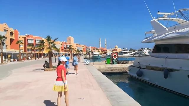 Marina street, Hurghada, Egypt. Бульвар Марина, Хургада, Египет смотреть онлайн