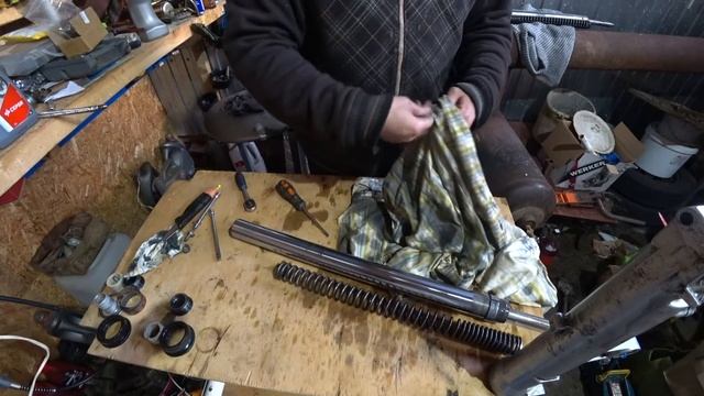 Перебор вилки мотоцикла Honda PC800 (подготовка к сезону часть 3 из 3) смотреть онлайн