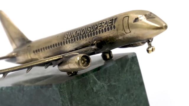 Самолёт "Сухой Суперджет 100(SUKHOI SUPERJET 100, 1:260)" смотреть онлайн