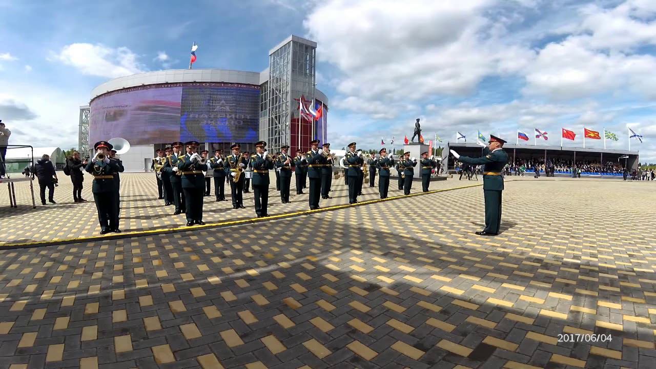 Военный оркестр  сыграл «Любите девочки» на форуме «Армия-2019»