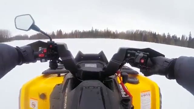 Квадроцикл на гусеницах Stels Guepard VS Снегоход Yamaha смотреть онлайн