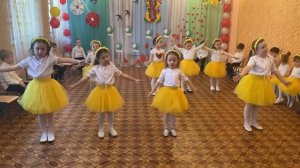 Средняя группа, танец девочек 8 марта