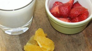 Молочный коктейль с клубникой и апельсином