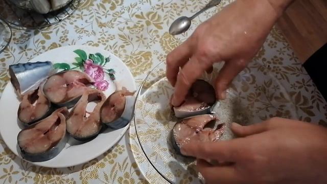 САМЫЙ ПРОСТОЙ СПОСОБ ЗАСОЛКИ СКУМБРИИ. ДОМАШНИЙ ХЛЕБ. смотреть онлайн