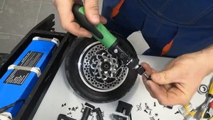 устанавливаем тормозной диск на электросамокат Carmega CROW 10