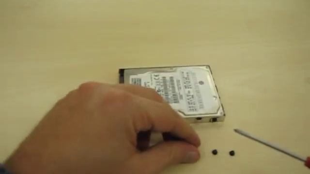 Toshiba Série C650D: Remplacement du disque dur смотреть онлайн