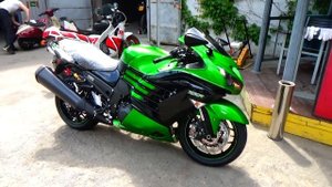 Kawasaki ZZR 1400 и Z1000  ( 2016 ) достаём из Коробки
