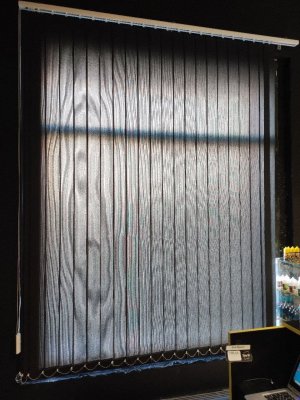 Установили черные Вертикальные жалюзи на проем окна, в ткани ЛАЙН черный