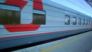 Электровоз ЧС4 с пассажирским поездом проезжает ст  Юдино