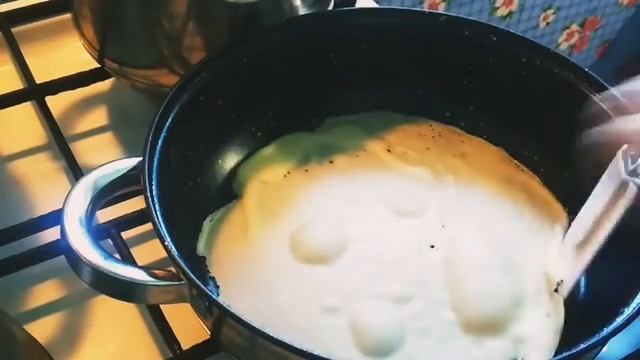 Тонкие блины Идеальный рецепт на молоке и воде. Всего надо 2 яйца, молоко+вода, мука/ Блины с икрой