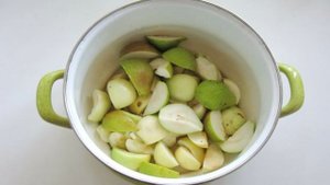 Компот из яблок, груш и алычи