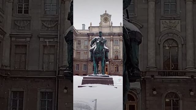 Памятник императору Александру III в Санкт-Петербурге напротив Мраморного дворца