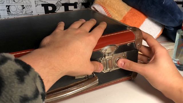 ПОДАРКИ ОТ МАМЫ В СЕКРЕТНОМ ЧЕМОДАНЕ / ЧТО ЖЕ БЫЛО ВНУТРИ??? смотреть онлайн