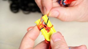 Браслет сердце ангела из Rainbow Loom Bands.  на рогатке