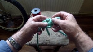 Двойная разнесенная петля.И просто узел посередине веревки.