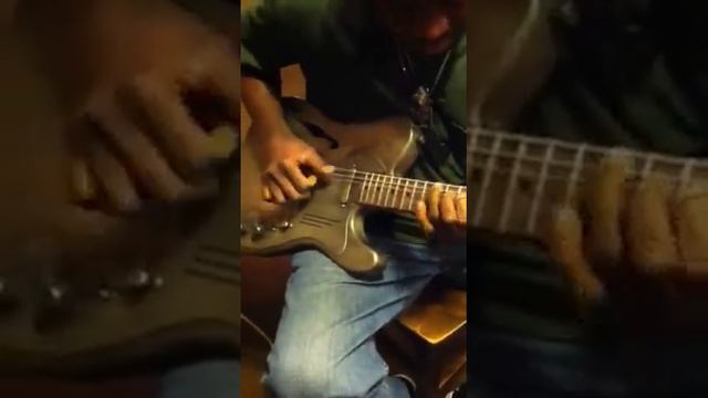 James Trussart Custom SteelCaster Guitar plugged into a Fender Blues Junior Amp смотреть онлайн
