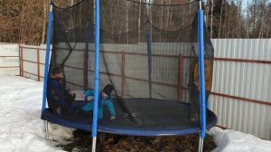 Ребята на даче прыгают на батуте и веселятся