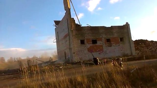 Destruction of a building with a rope and an excavator. Разрушение здания с помощью троса и экс-ра.