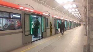 Поезд «Балтиец» на станции Петербургского метрополитена «Кировский завод» (16.12.22)