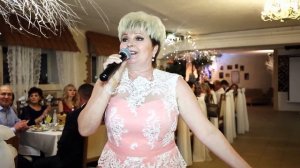 Мама поёт сыну на свадьбе