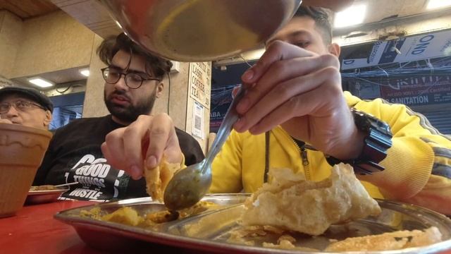 Dilli ke mashoor AALU PURI | Puri Sabji in old delhi | Aalu Puri purani dilli смотреть онлайн