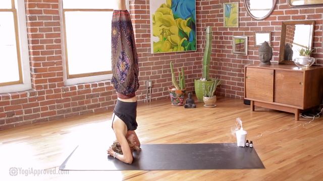 10-Minute Yoga Class & Meditation for Stress Relief смотреть онлайн