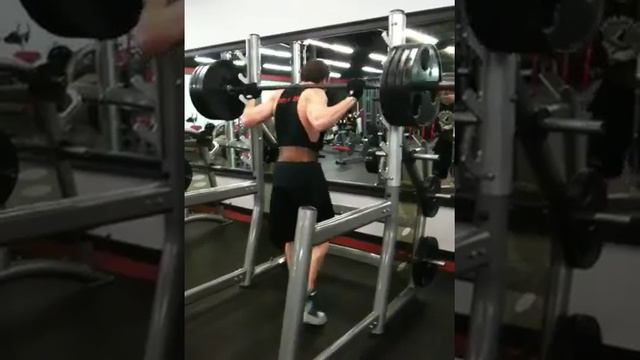 160 pounds guy squatting 420lbs MUST SEE!