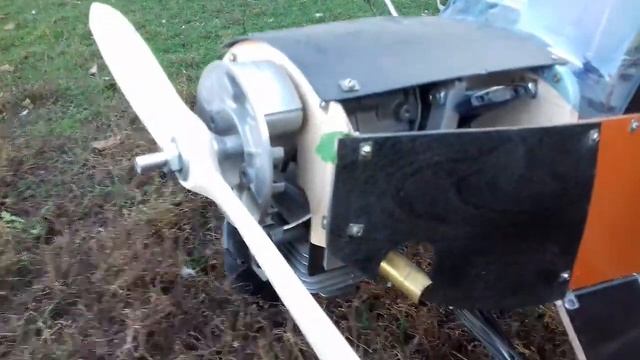 Обзор самолета с двигателем от бензокосы смотреть онлайн