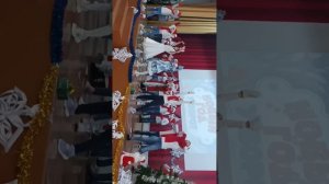 поем,песню навагодние игрушки
