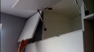 Кухня без ручек под потолок #1. Крашенные фасады. Полуостров. Минимализм.