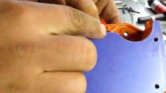 Как изготовить межкартерную прокладку на примере бензопилы Oleo-mac 962 смотреть онлайн