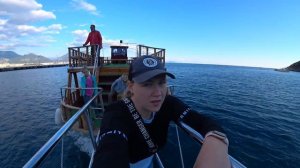 Плывем на корабле в пещеру пиратов (Аланья, Турция).