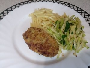 Рыбные котлеты и салат из зелёной редьки на ужин,обед.