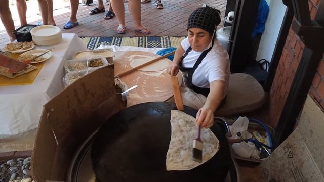 Турецкие вкусняшки-лепешки Гёзлеме и мороженное Дондурма