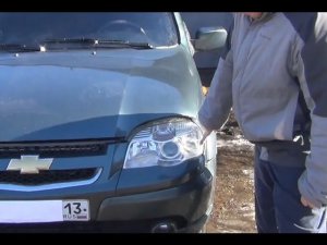 Замена лампы передних габаритных огней на Chevrolet - Niva