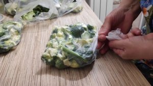 Вакуумная упаковка при помощи пылесоса.