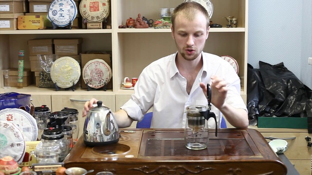 Чайник с автоматической системой слива для заваривания чая