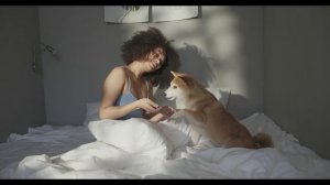 Девушка с собакой на кровати