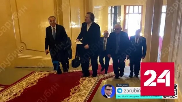 Лауреаты госпремий прибывают в Кремль на вручение госнаград - Россия 24 