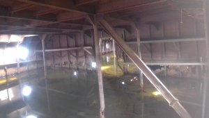 Баржа на мели